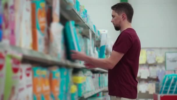 ενήλικας αγοραστής άνθρωπος παίρνει πάνες για το μωρό στο σούπερ μάρκετ - Πλάνα, βίντεο