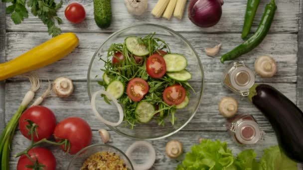 Hagymakarikás saláta felszolgálása az asztalon hozzávalókkal - Felvétel, videó