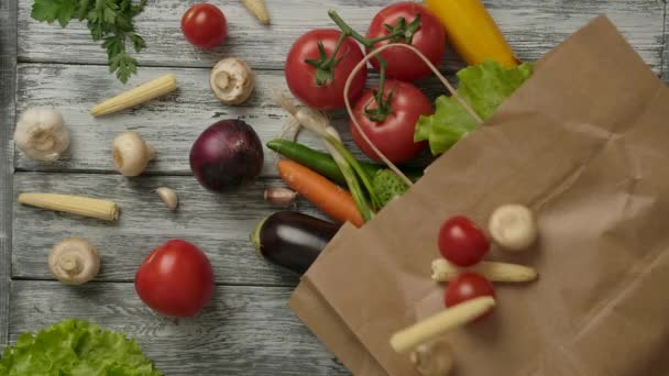 Zelenina padající na papírový sáček s potravinami - Záběry, video