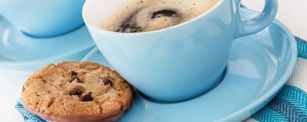 Μπλε κύπελλο με καφέ και μπισκότα - Φωτογραφία, εικόνα