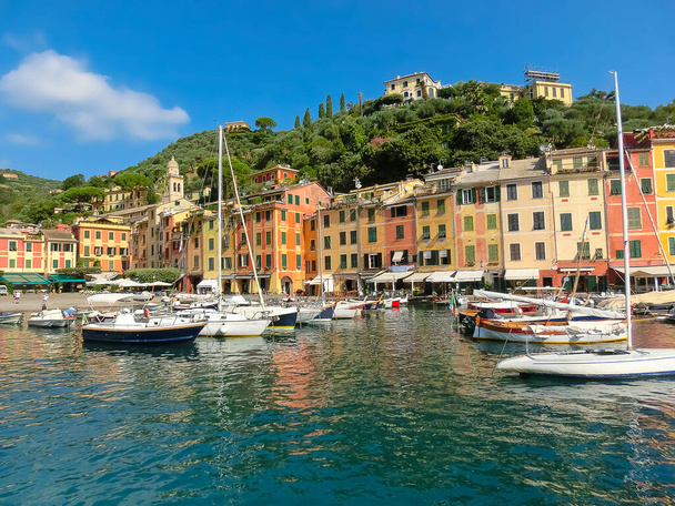 Hermosa bahía con coloridas casas en Portofino, Liguria, Italia
 - Foto, Imagen