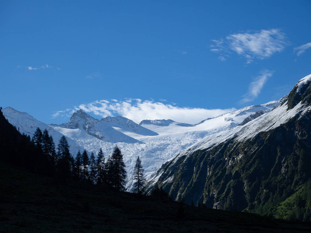 Cordillera nevada y cielo azul
 - Foto, Imagen