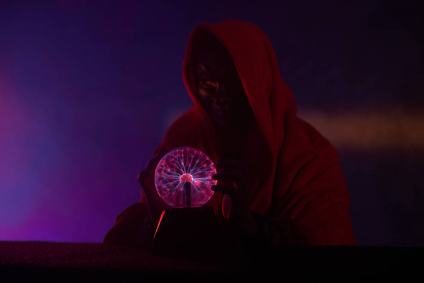 Le chaman futuriste utilise son globe magique
 - Photo, image