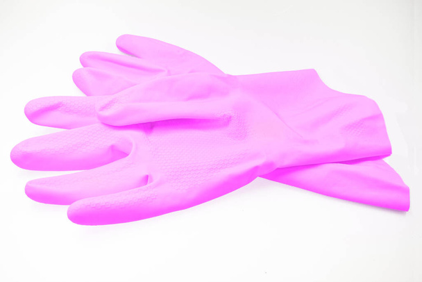 Рожеві побутові гумові рукавички ізольовані на білому тлі
 - Фото, зображення