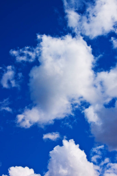 Cielo azul con nubes y sol
 - Foto, Imagen