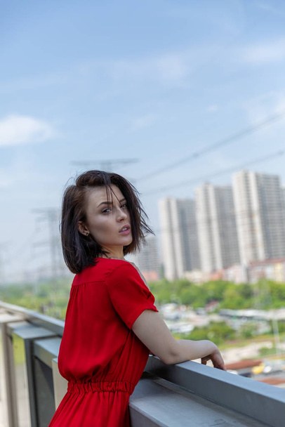 portrait d'une fille posant en plein air
 - Photo, image