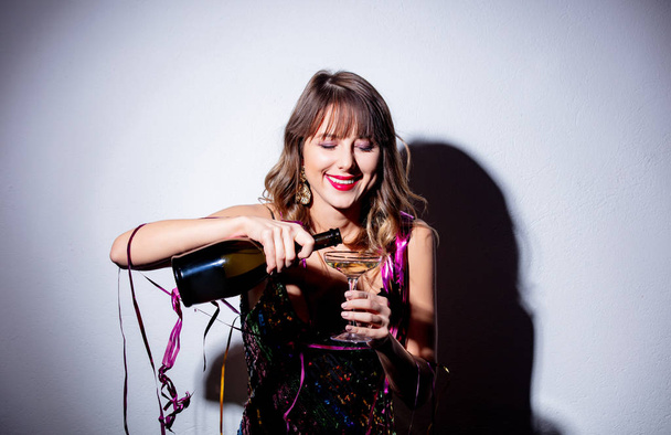 Krásná žena s hadí a šampaňské v novém roce - Fotografie, Obrázek