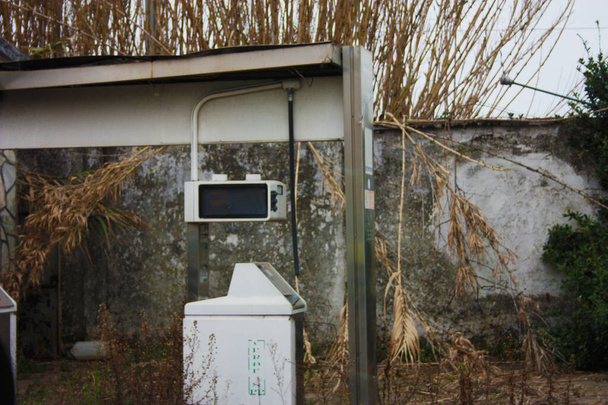 distributore inutilizzato di una vecchia stazione di servizio abbandonata nel tempo
 - Foto, immagini