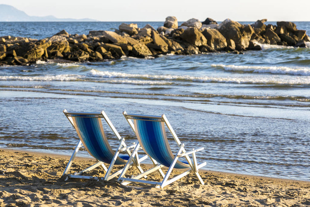 Dwa krzesła plażowe na plaży nad Morzem Tyrreńskim - Zdjęcie, obraz
