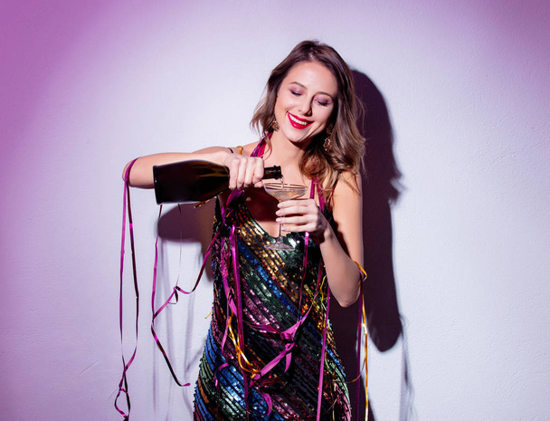 Красивая женщина со змеей и шампанским в новогоднее время
 - Фото, изображение