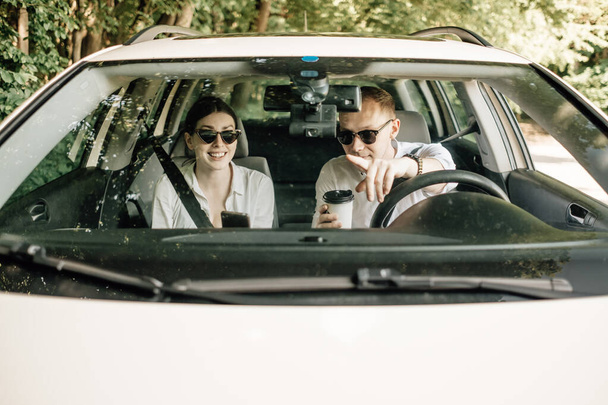 Ευτυχισμένο ταξιδιωτικό ζευγάρι μαζί απολαμβάνοντας οδικό ταξίδι, διακοπές Concept, Διακοπές έξω από την πόλη, δύο χαρούμενα άτομα - Φωτογραφία, εικόνα