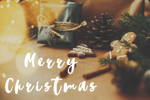 Frohe Weihnachten Textzeichen auf stilvolle Weihnachtsgeschenk in schwarz pap - Foto, Bild
