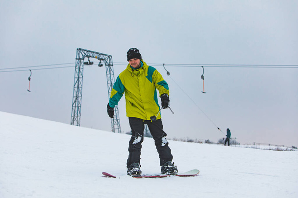 muž snowboarding dolů na kopci - Fotografie, Obrázek