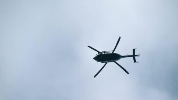 Silueta de un helicóptero moderno en el cielo
 - Metraje, vídeo