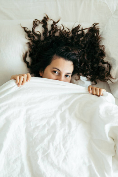 жінка розважається в ліжку
 - Фото, зображення