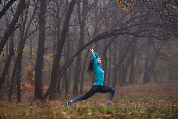 junge Frau in Sportbekleidung macht Fitnesstraining - Foto, Bild
