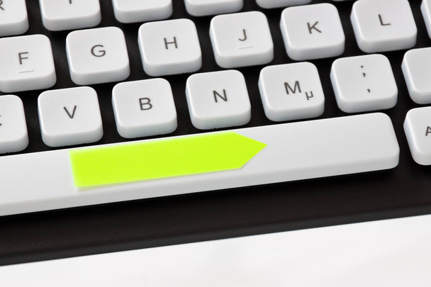 Клавиатура крупным планом с желтым поситтом
 - Фото, изображение