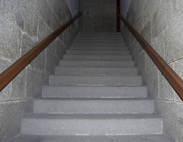 Escaliers en pierre à lever ou à abaisser avec rampe en bois
 - Photo, image