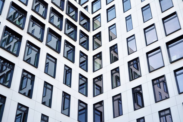 Edifício europeu moderno. Edifício branco com muitas janelas contra o céu azul. Arquitetura abstrata, fragmento da geometria urbana moderna
. - Foto, Imagem