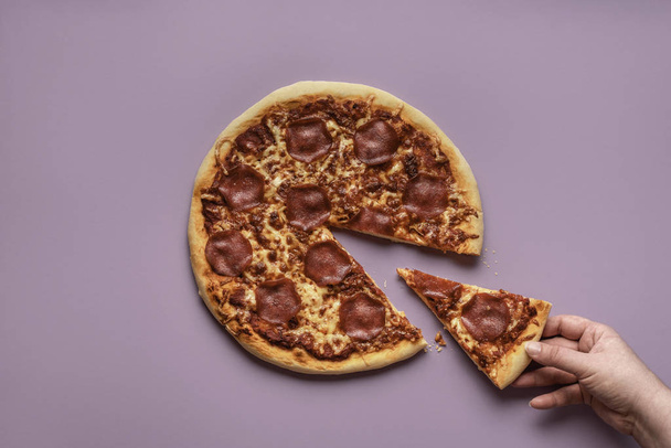 A comer uma fatia de pizza. Comer pepperoni de pizza. Pizza italiana quente
  - Foto, Imagem
