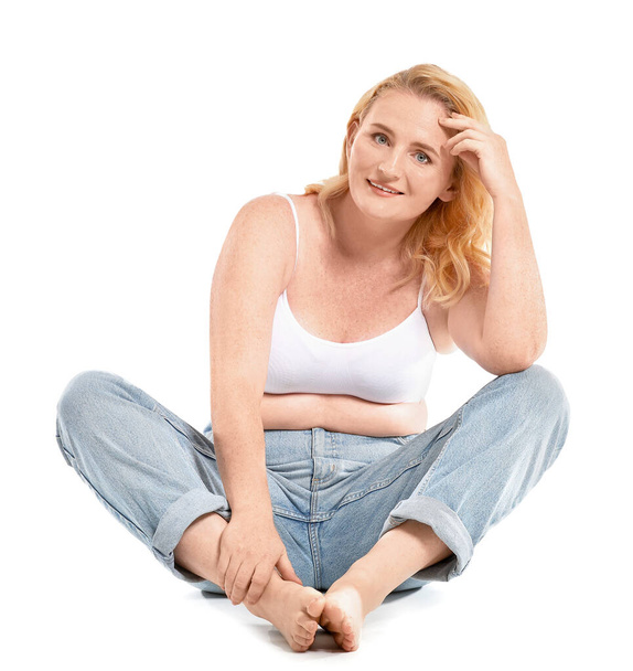 Kypsä elin positiivinen nainen valkoisella taustalla
 - Valokuva, kuva