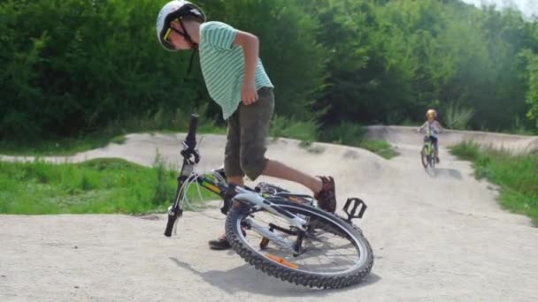 el niño dejó una bicicleta de montaña en el suelo después de conducir bicicleta extrema
 - Metraje, vídeo
