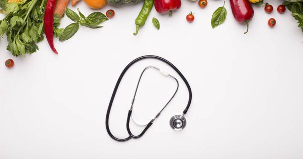 Stethoscope és zöldségek télen az egészséges takarékosság érdekében - Fotó, kép