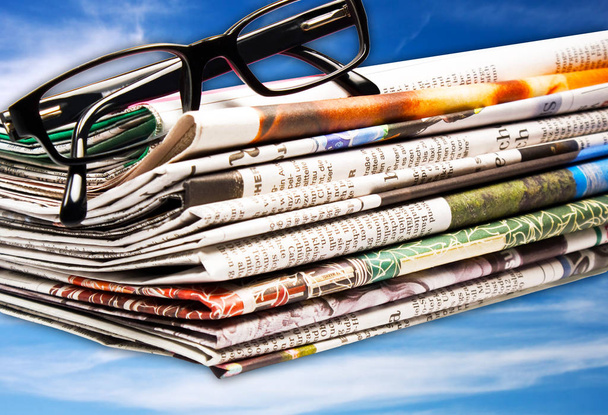 Καθημερινή εφημερίδα και γυαλιά ως φόντο  - Φωτογραφία, εικόνα