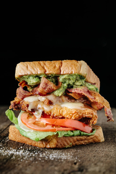 Blt Sandwich met kip en avocado - Foto, afbeelding