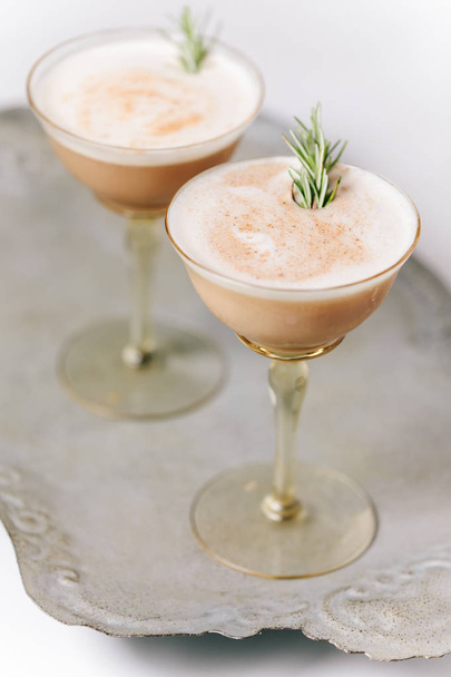 Cocktail Martini au chocolat garni de romarin
 - Photo, image