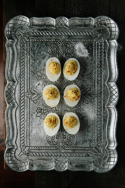 Huevos diabólicos caseros con pimentón en bandeja de plata
 - Foto, imagen