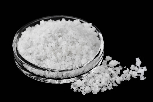 Granos de sal en un recipiente de vidrio vista de cerca
 - Foto, Imagen