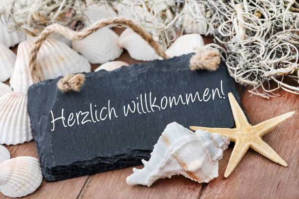 Mejillones de bienvenida alemanes en madera con etiqueta como fondo
 - Foto, imagen