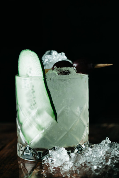 Summer cocktail with crushed ice and  cucumber vodka  - 写真・画像