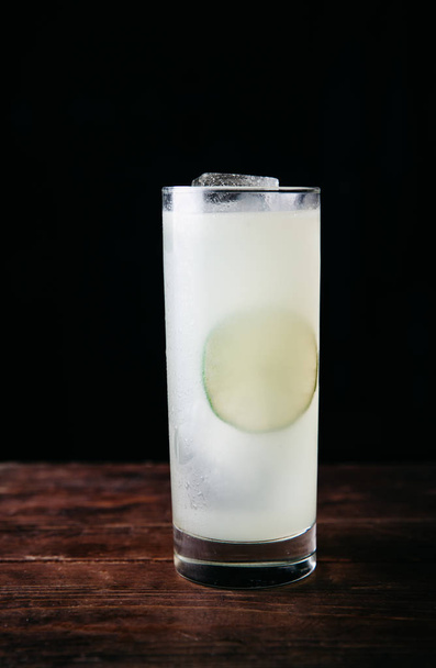 Alkoholischer Cocktail in einem hohen Glas auf dunklem Hintergrund - Foto, Bild