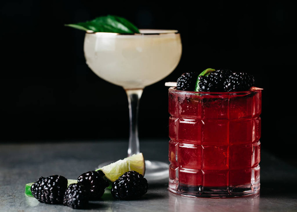 Two alcoholic cocktails with black negative space - Fotografie, Obrázek
