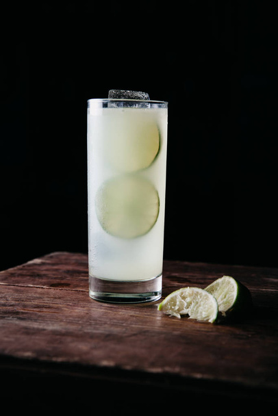 Cocktail alcoolisé dans un grand verre sur fond sombre
 - Photo, image