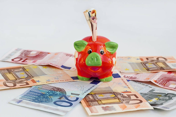 Is the piggy bank a safe investment with minus interest on the bank? - Fotoğraf, Görsel