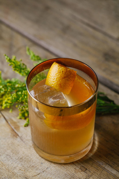 Коктейль с виски на апельсиновой кожуре
 - Фото, изображение