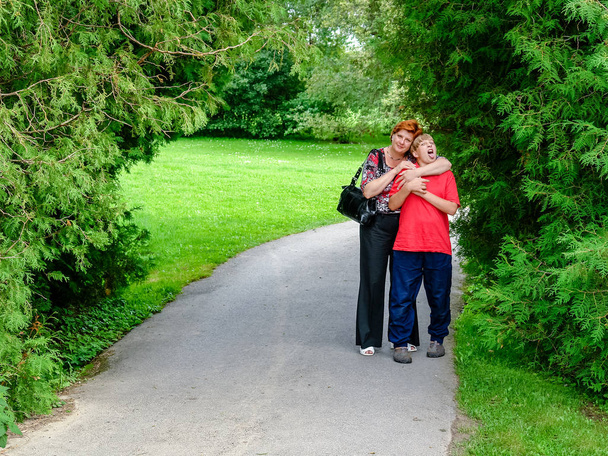 Mother and son walking in the city Park.  - 写真・画像