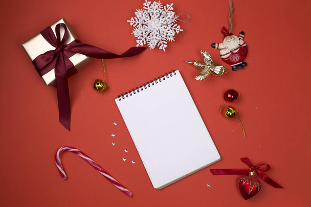 Tarjeta de Navidad de papel en blanco. Concepto de planificación de Navidad.Navidad
 - Foto, Imagen
