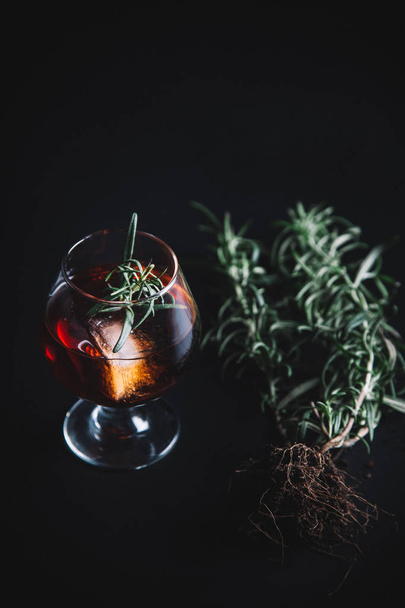 Cocktail alcoolisé sur fond sombre et humide
 - Photo, image