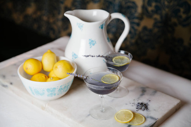 Cócteles de limonada de lavanda en la superficie de mármol blanco
  - Foto, imagen