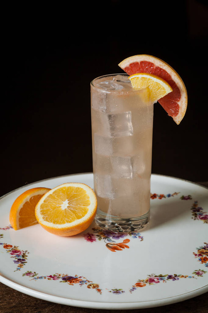 Cóctel alcohólico adornado con una rebanada de naranja sangre
  - Foto, imagen