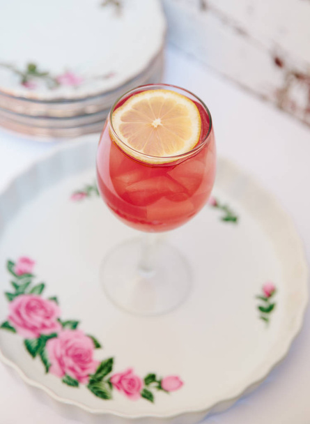 Coktail alcohólico rosa en una copa de vino alta
 - Foto, imagen