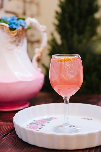 Coktail alcohólico rosa en una copa de vino alta
 - Foto, Imagen