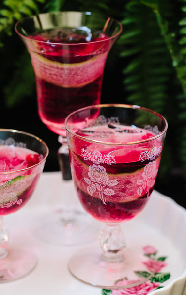 Coloridos cócteles alcohólicos en hermosos cristalería vintage
  - Foto, Imagen