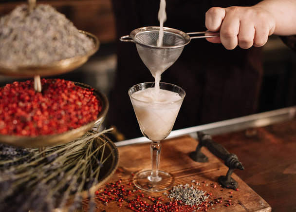 Kasvitieteilijä gin, laventeli ja pippuri cocktail vaahto päälle
  - Valokuva, kuva