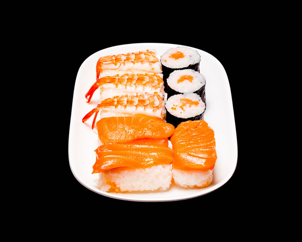 sushi en plato blanco sobre fondo negro
 - Foto, Imagen