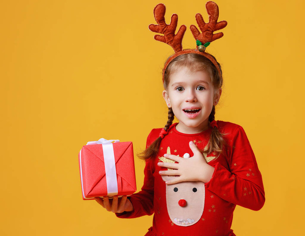 meglepett vicces gyermek lány karácsonyi rénszarvas jelmez  - Fotó, kép